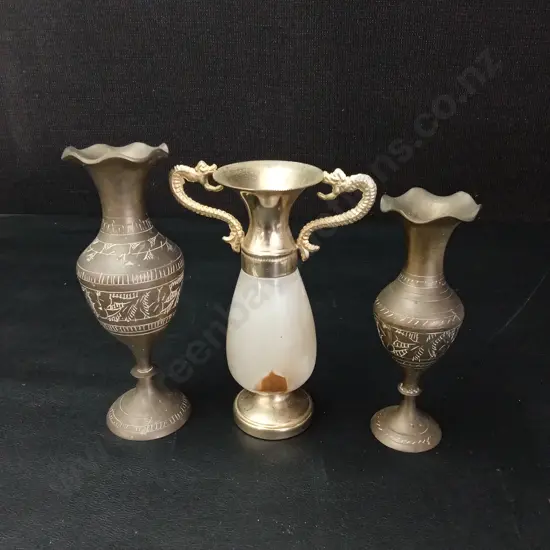 VINTAGE ONYX VASE H13CM AND 2 VINTAGE HAND ENGRAVED BRASS VASES TALLEST 15CM