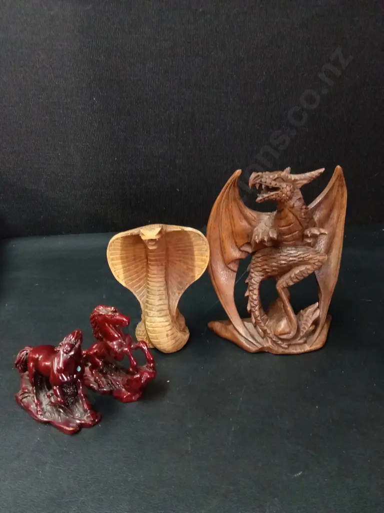 4 WOODEN ITEMS TALLEST H14CM AND 2 VINTAGE RESIN HORSES Image 1++
