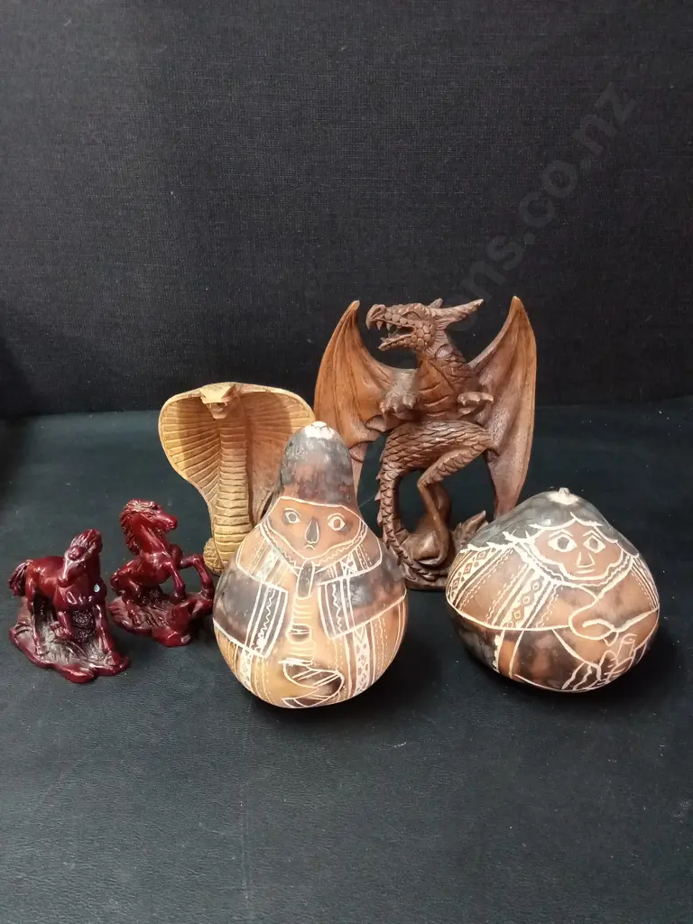 4 WOODEN ITEMS TALLEST H14CM AND 2 VINTAGE RESIN HORSES Image 1++
