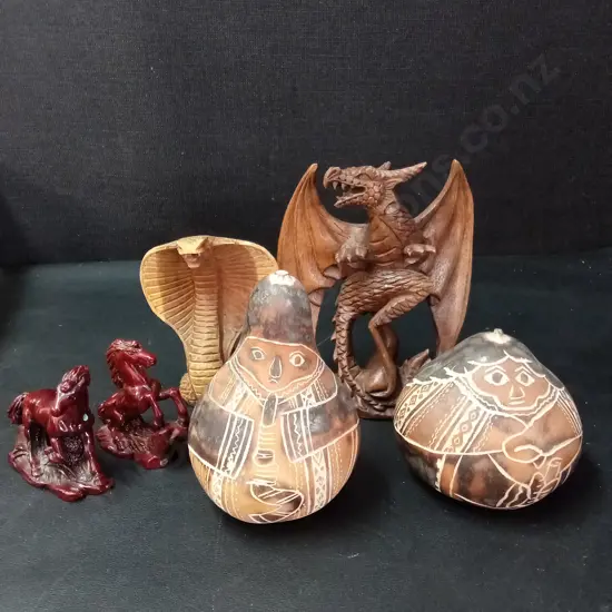4 WOODEN ITEMS TALLEST H14CM AND 2 VINTAGE RESIN HORSES