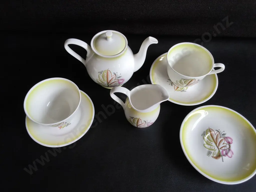 VINTAGE ROSLYN FINE BONE CHINA TEA SET, 7 PIECES, TALLEST H 13 CM Image 1++
