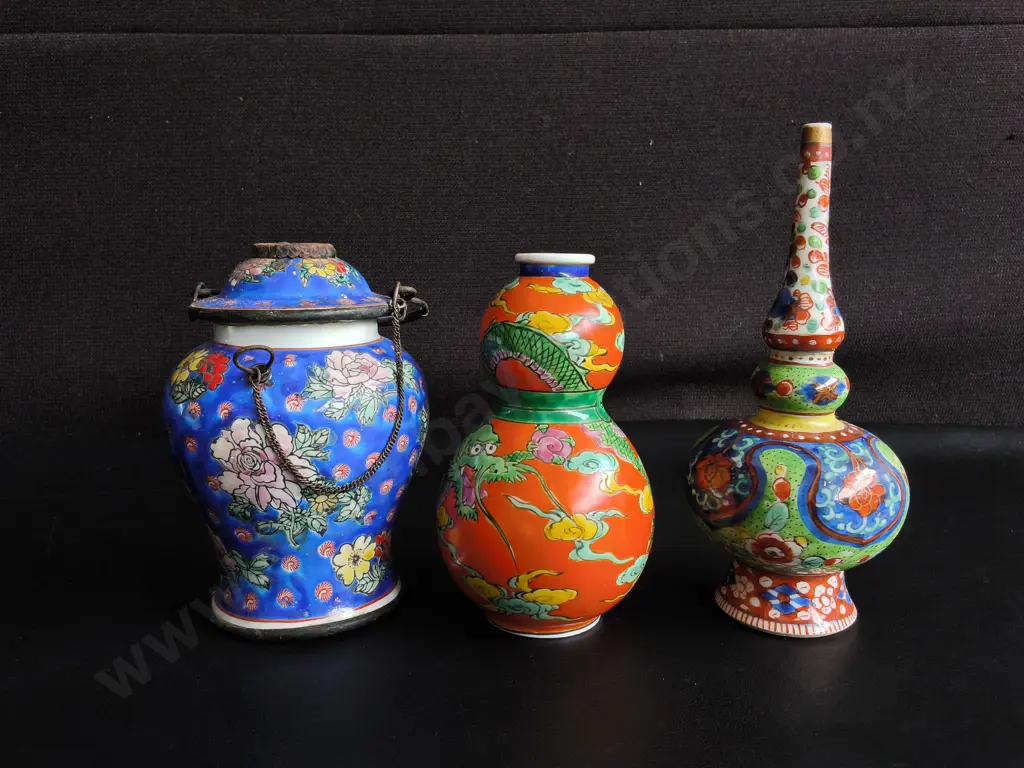 VINTAGE CHINESE EXPORT PORCELAIN VESSEL TRIO, TALLEST H 20 CM Image 1++