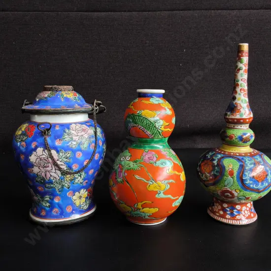 VINTAGE CHINESE EXPORT PORCELAIN VESSEL TRIO, TALLEST H 20 CM