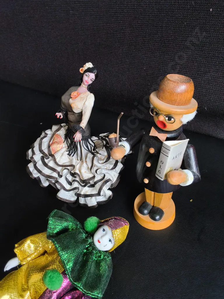 3 VINTAGE FIGURINES, GERMAN WOODEN SMOKER, SPANISH FLAMENCO DOLL, AND PORCELAIN JESTER, TALLEST H 16 CM Image 1++