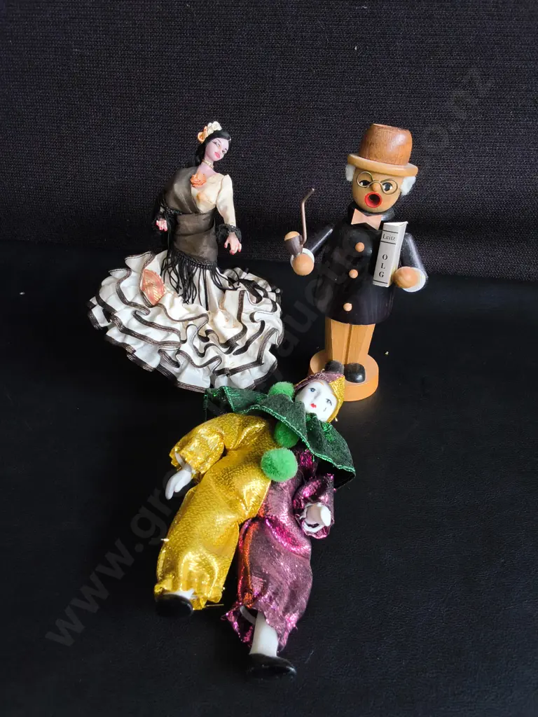 3 VINTAGE FIGURINES, GERMAN WOODEN SMOKER, SPANISH FLAMENCO DOLL, AND PORCELAIN JESTER, TALLEST H 16 CM Image 1++