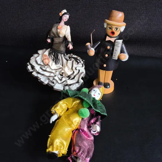3 VINTAGE FIGURINES, GERMAN WOODEN SMOKER, SPANISH FLAMENCO DOLL, AND PORCELAIN JESTER, TALLEST H 16 CM