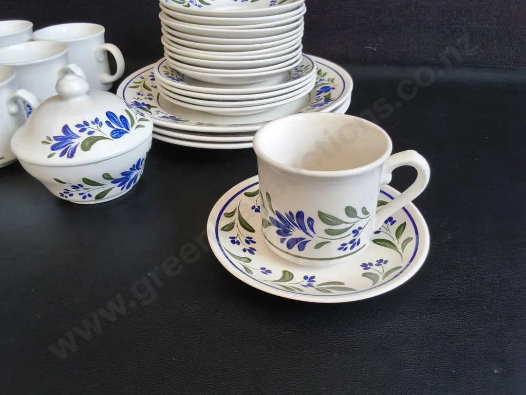VINTAGE CHURCHILL ENGLAND CERAMUC TEA AND COFFEE SET, 28 PIECES Image 1++