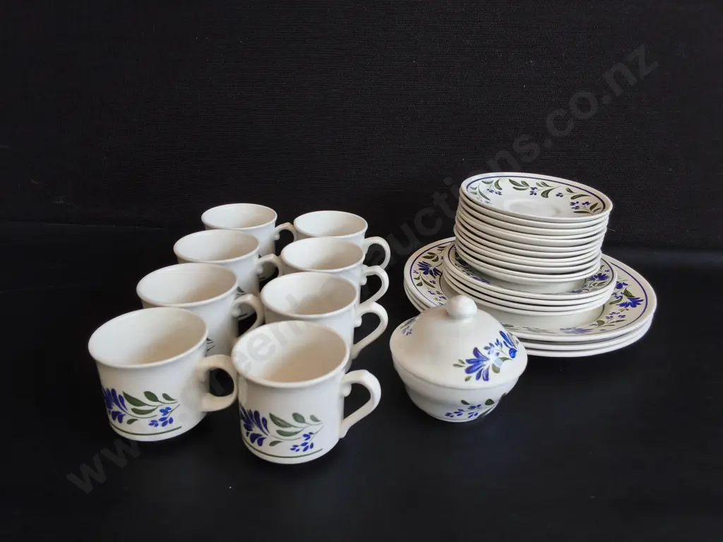 VINTAGE CHURCHILL ENGLAND CERAMUC TEA AND COFFEE SET, 28 PIECES Image 1++