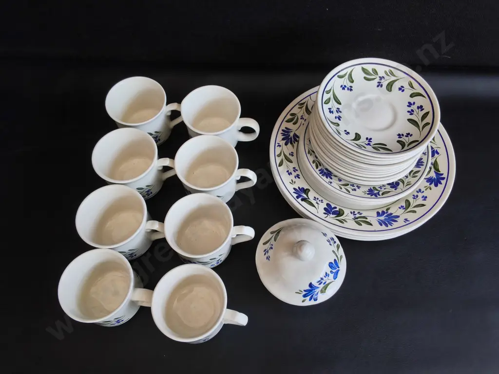 VINTAGE CHURCHILL ENGLAND CERAMUC TEA AND COFFEE SET, 28 PIECES Image 1++