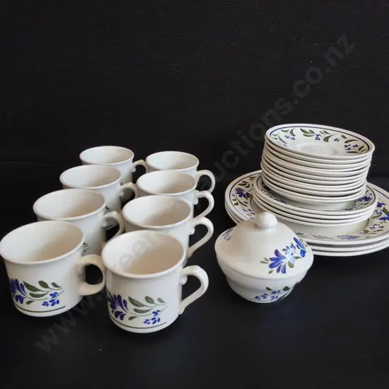 VINTAGE CHURCHILL ENGLAND CERAMUC TEA AND COFFEE SET, 28 PIECES