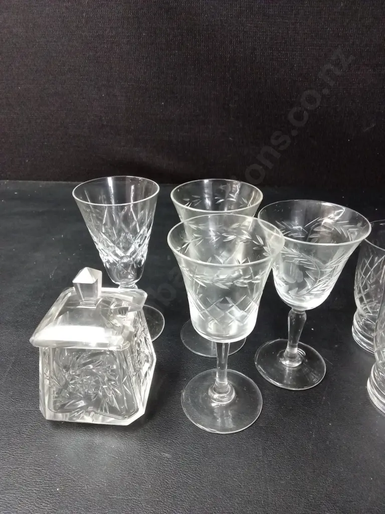 ASSORTED GLASS ITEMS TALLEST H11CM Image 1++