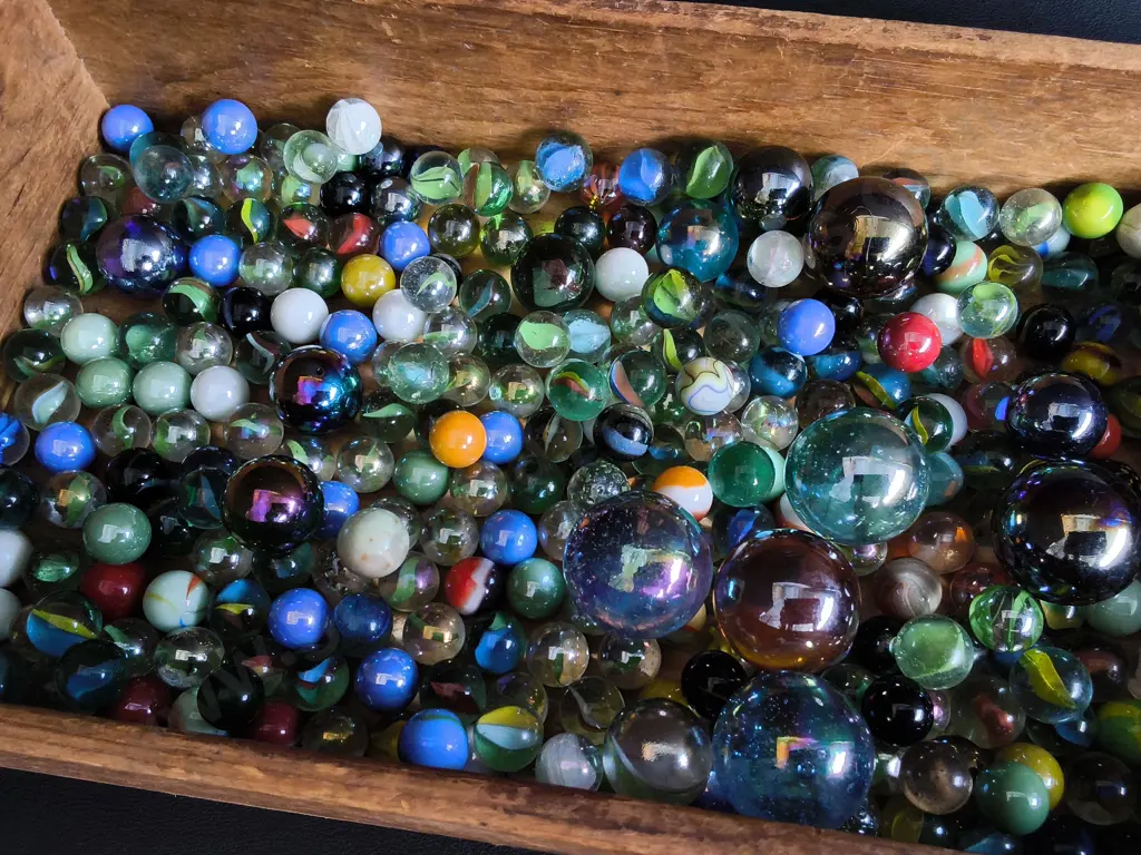 BOX OF VINTAGE MARBLES Image 1++