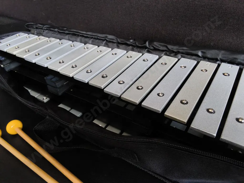 30 NOTE GLOCKENSPIEL WITH MALLETS, IN CASE Image 1++