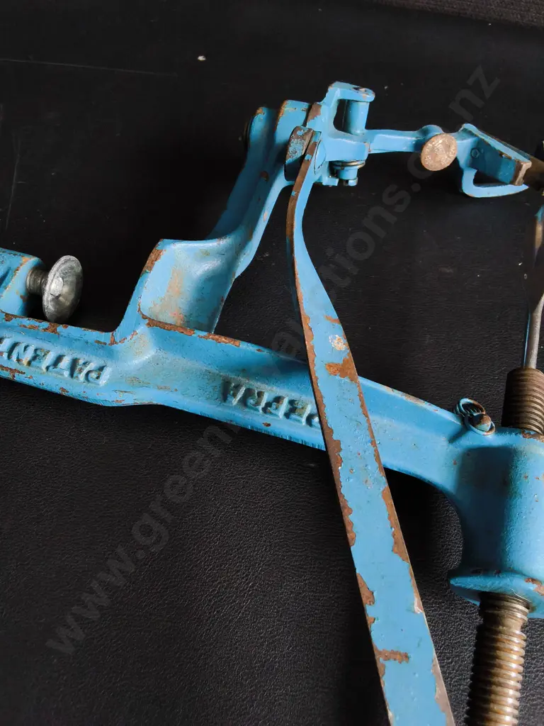 VINTAGE PEFRA TRIUMPF CAST IRON HAND CRANK FRUIT AND VEGETABLE PEELER Image 1++