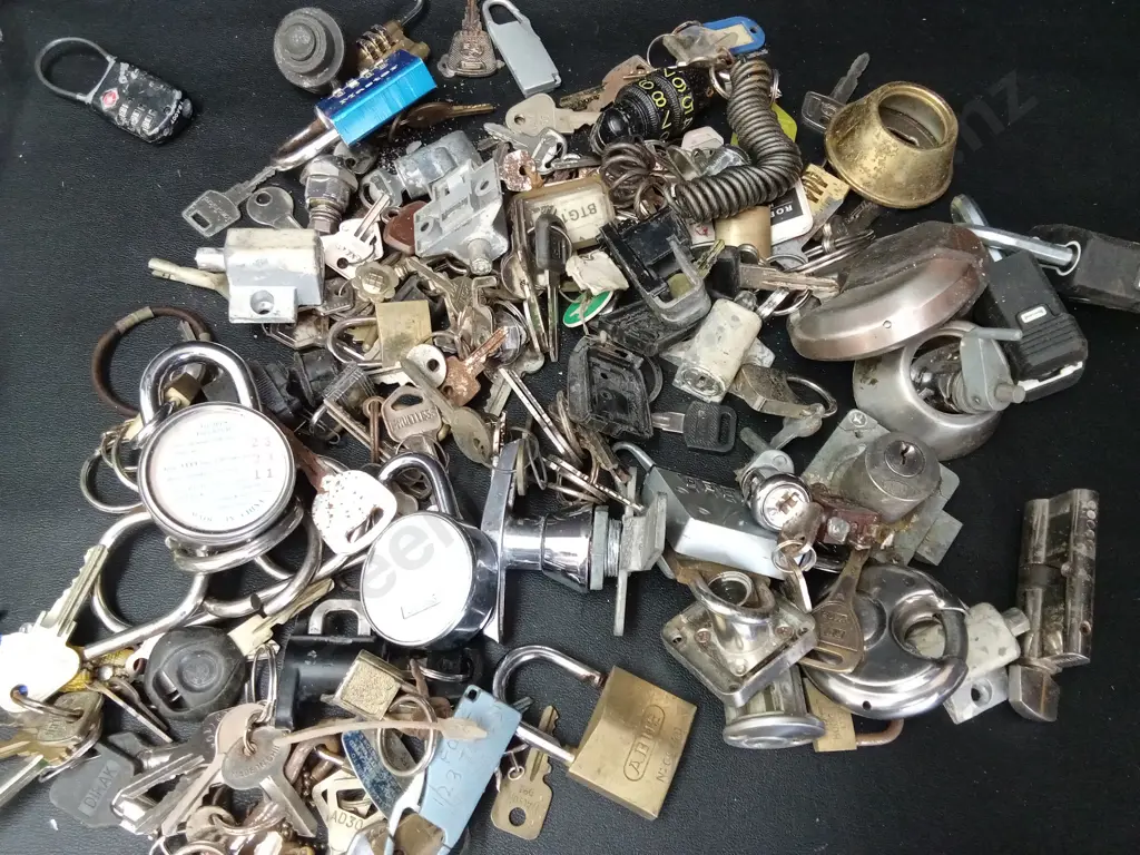 BAG OF LOCKS AND KEYS Image 1++
