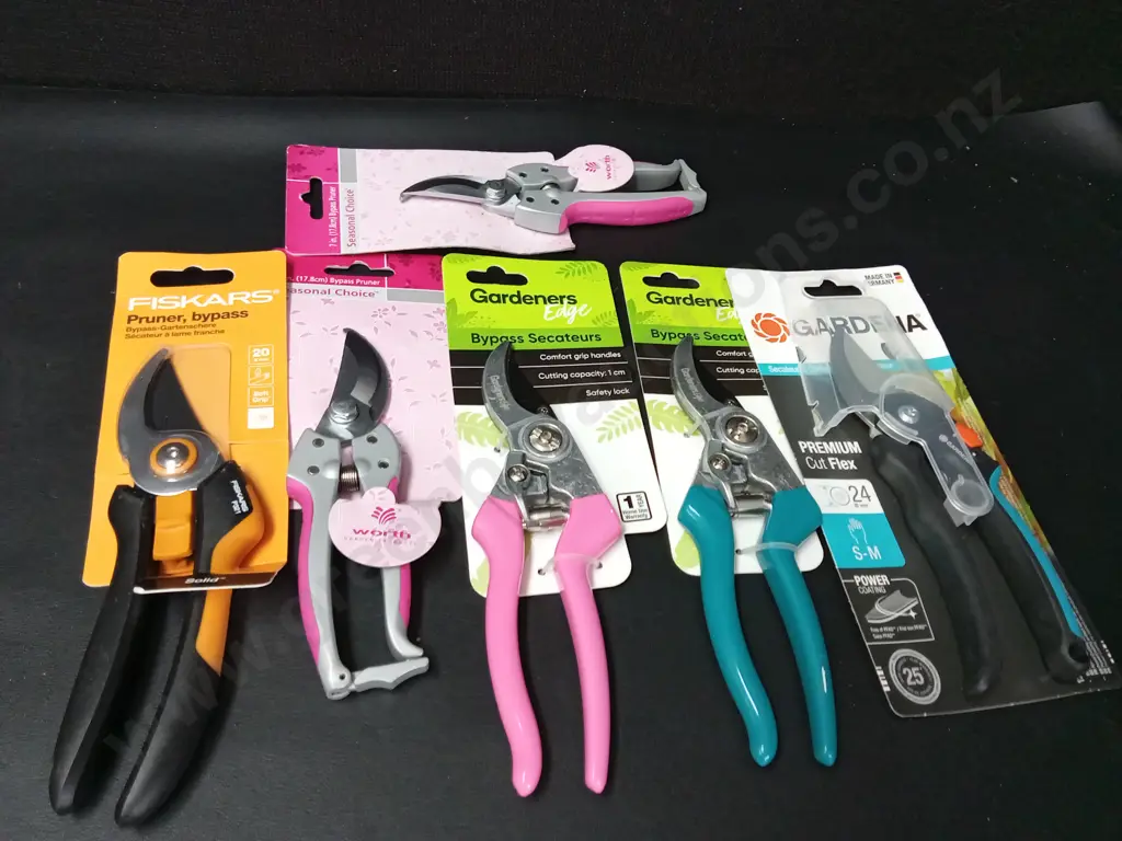6 PAIRS OF GARDEN SECATEURS Image 1++