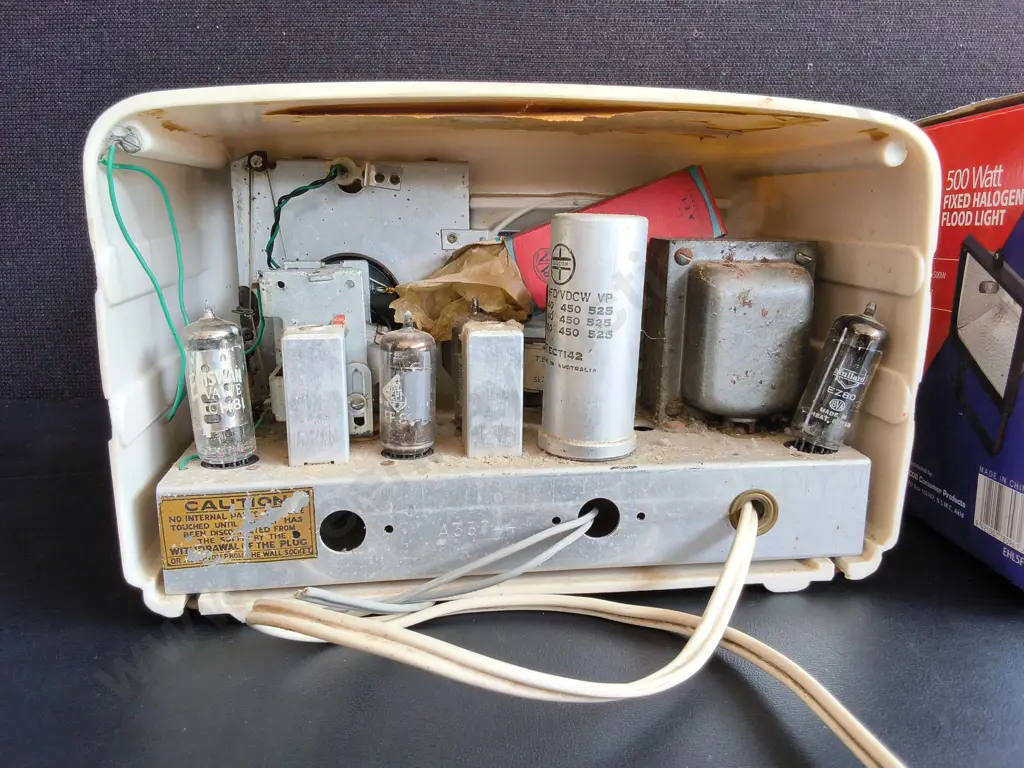 VINTAGE TABLE RADIO AND BOXED HALOGEN FLOOD LIGHT Image 1++