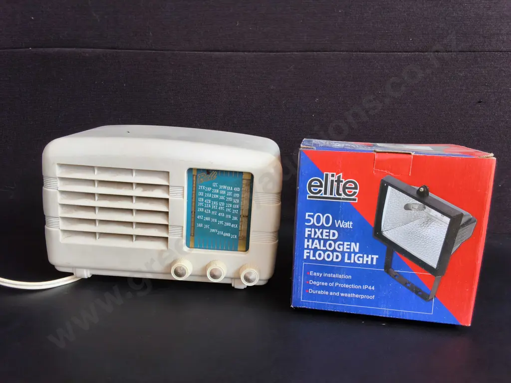 VINTAGE TABLE RADIO AND BOXED HALOGEN FLOOD LIGHT Image 1++