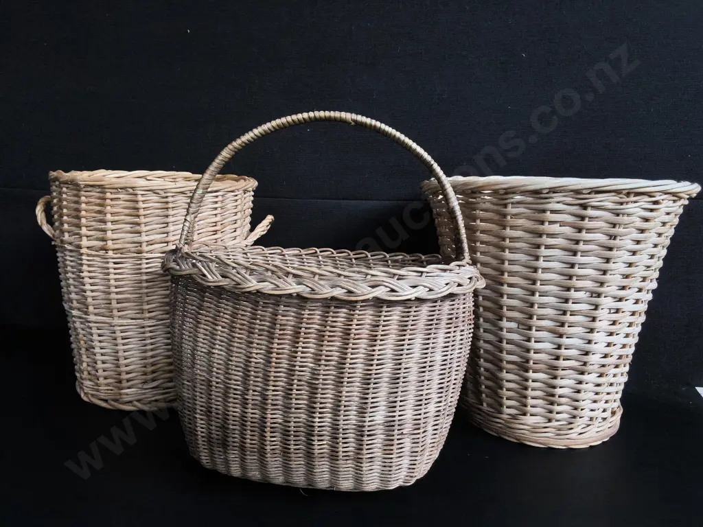 3 VINTAGE HANDWOVEN NATURAL WICKER AND RATTAN BASKETS, TALLEST H 34 CM Image 1++