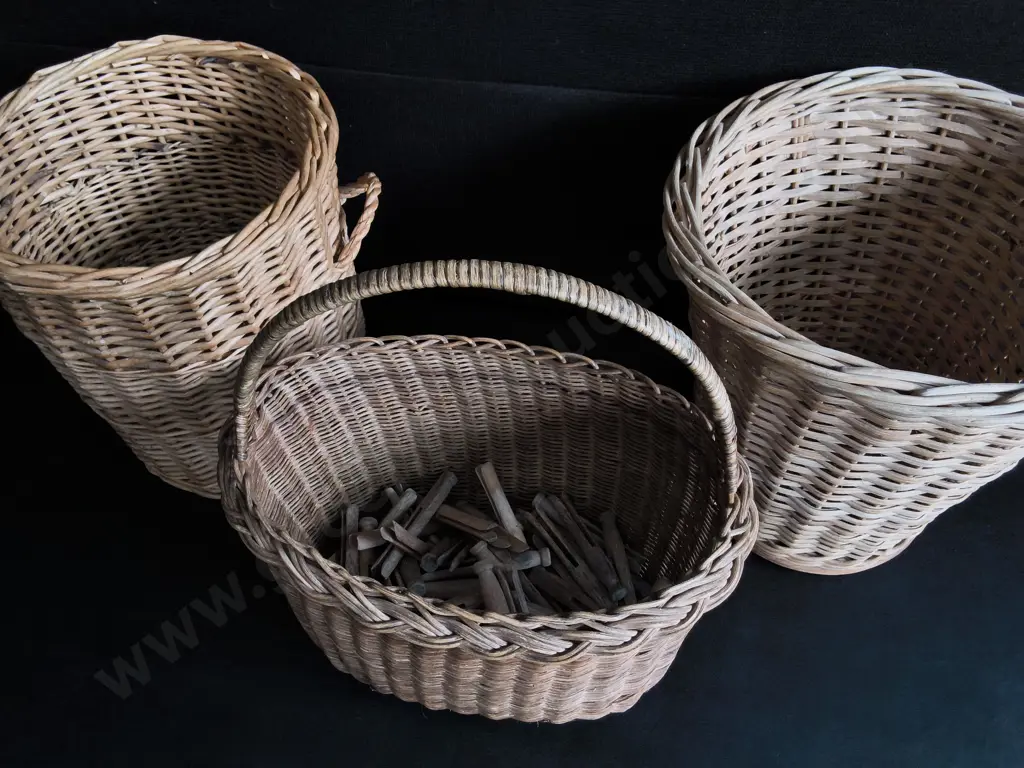 3 VINTAGE HANDWOVEN NATURAL WICKER AND RATTAN BASKETS, TALLEST H 34 CM Image 1++
