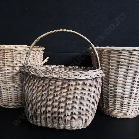3 VINTAGE HANDWOVEN NATURAL WICKER AND RATTAN BASKETS, TALLEST H 34 CM