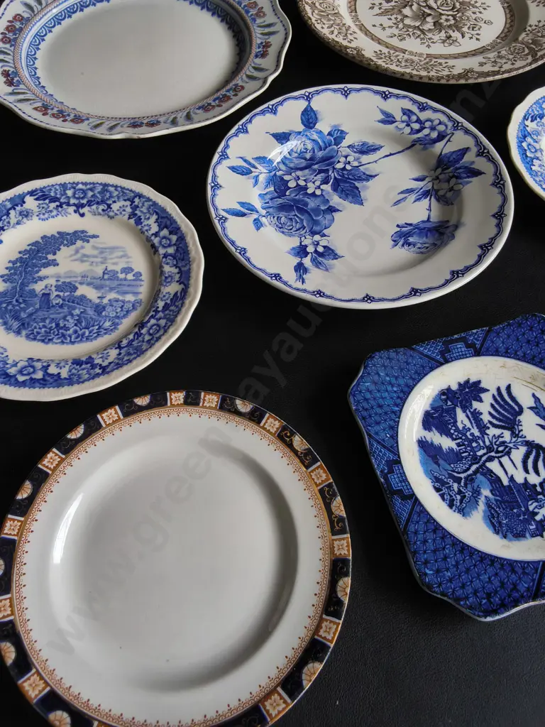MIX OF VINTAGE PLATES, 8 PIECES, WIDEST DIA 26 CM Image 1++