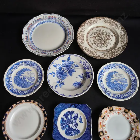 MIX OF VINTAGE PLATES, 8 PIECES, WIDEST DIA 26 CM
