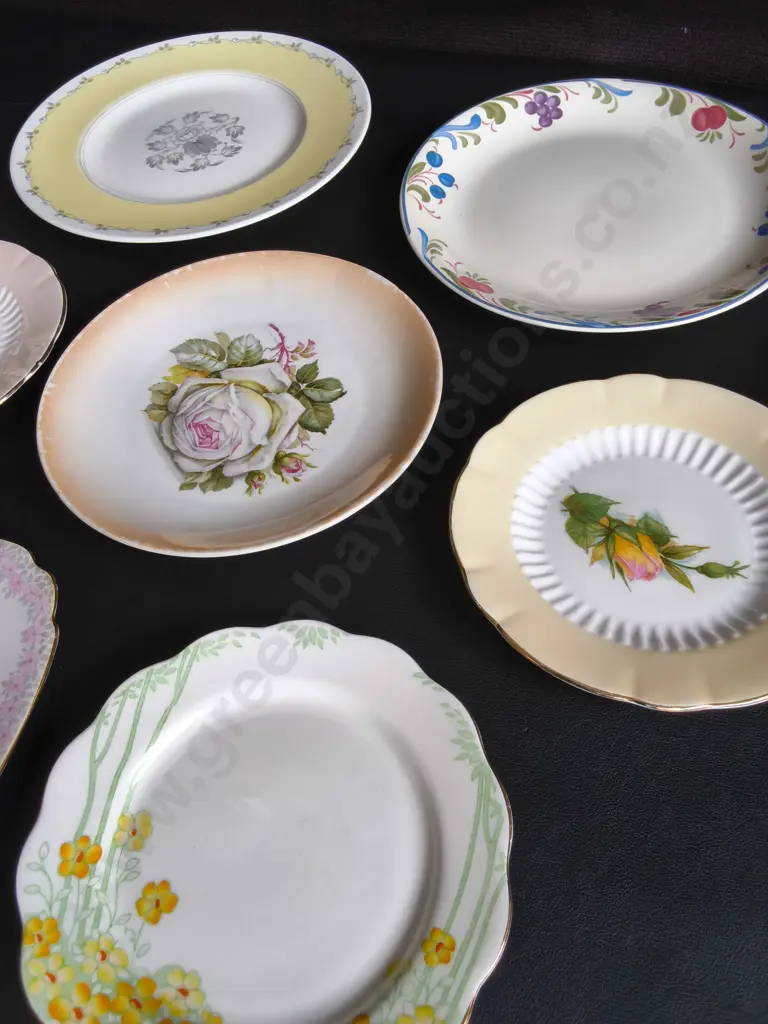 MIX OF VINTAGE PLATES, 7 PIECES, WIDEST DIA 23 CM Image 1++