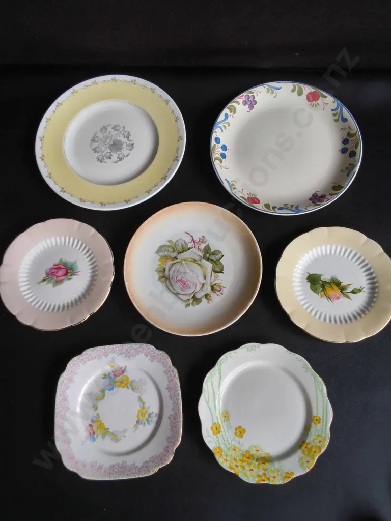 MIX OF VINTAGE PLATES, 7 PIECES, WIDEST DIA 23 CM Image 1++