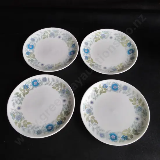 SET OF 4 WEDGWOOD BONE CHINA PLATES, DIA 17 CM