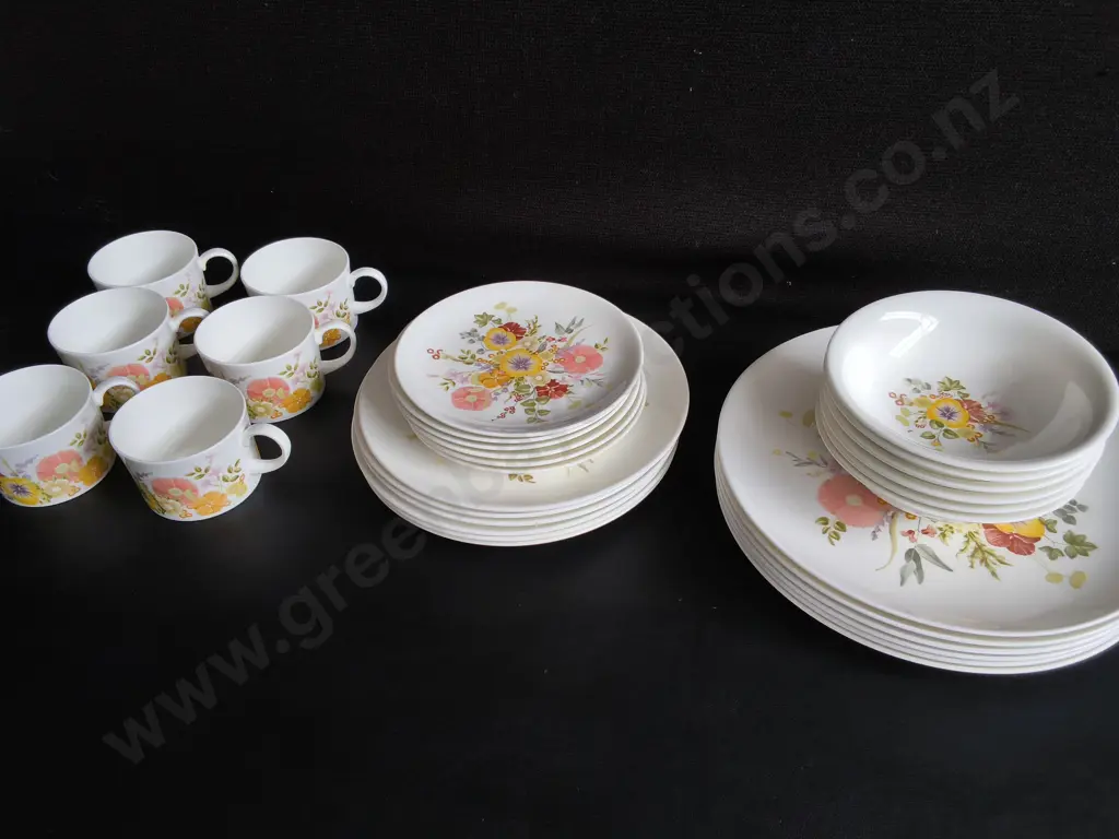 VINTAGE WEDGWOOD BONE CHINA "SUMMER BOUQUET" DINNER SET, 30 PIECES Image 1++