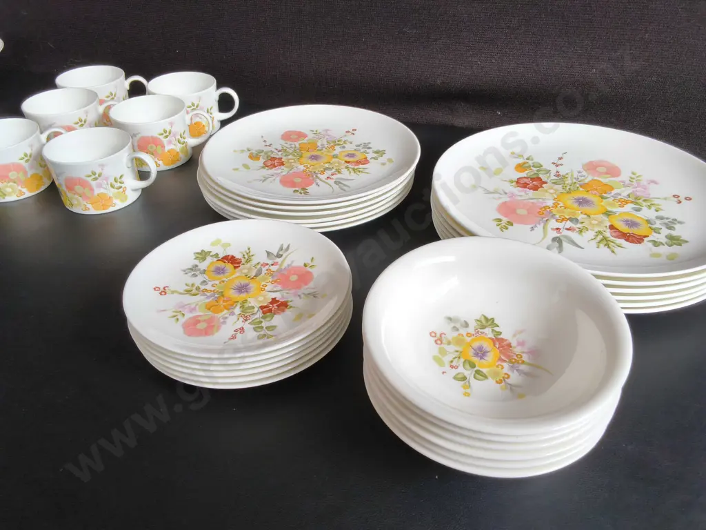 VINTAGE WEDGWOOD BONE CHINA "SUMMER BOUQUET" DINNER SET, 30 PIECES Image 1++