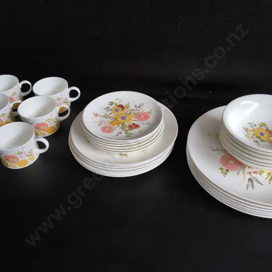 VINTAGE WEDGWOOD BONE CHINA "SUMMER BOUQUET" DINNER SET, 30 PIECES