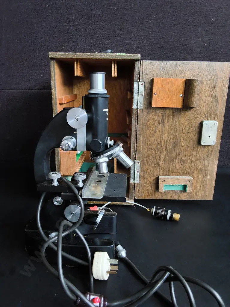 VINTAGE UNION OPTICAL METALLURGICAL MICROSCOPE WITH WOODEN CARRYING CASE Image 1++
