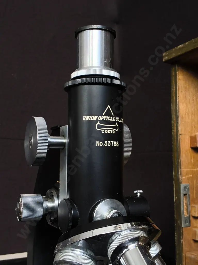 VINTAGE UNION OPTICAL METALLURGICAL MICROSCOPE WITH WOODEN CARRYING CASE Image 1++