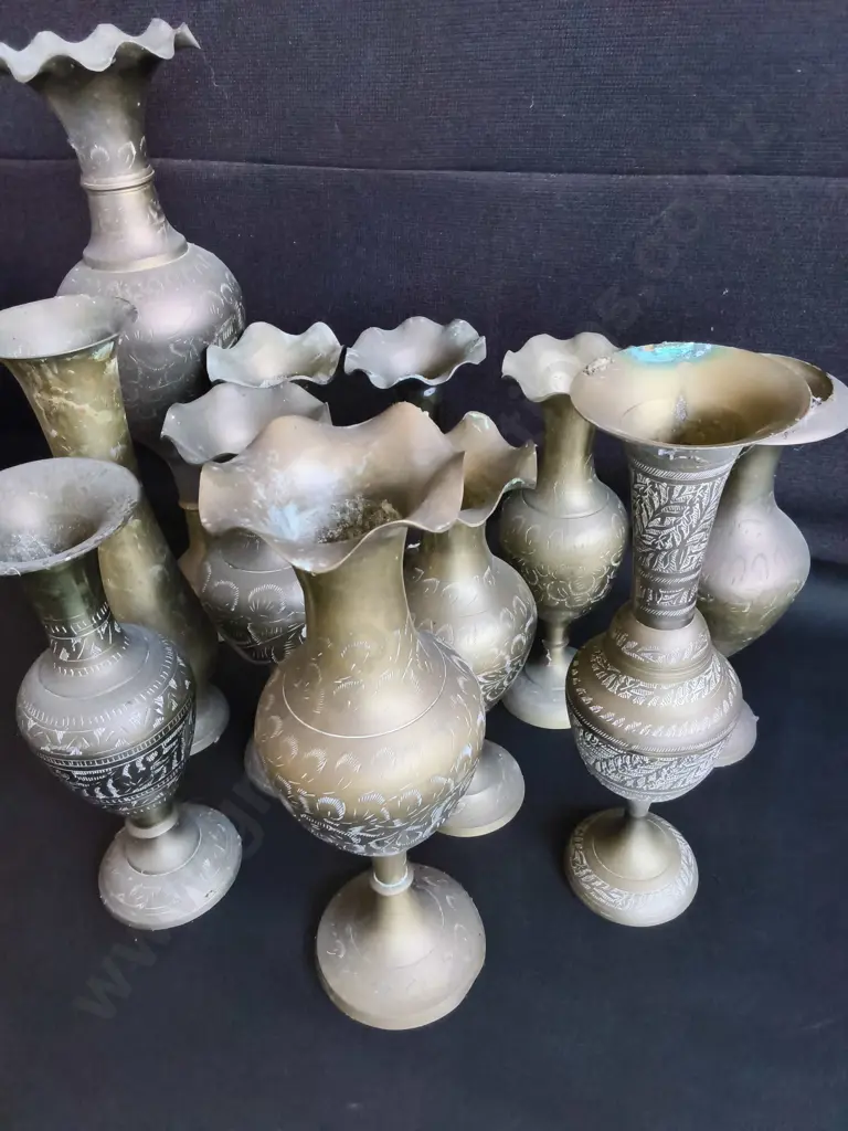 COLLECTION OF VINTAGE ETCHED BRASS VASES TALLEST H 40 CM Image 1++
