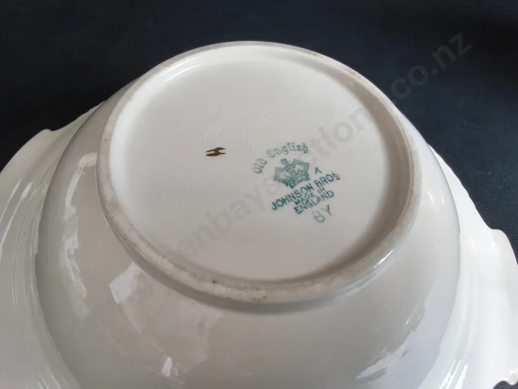 VINTAGE JOHNSON BROS FONE CHINA, TUREEN AND GRAVY BOAT, WIDEST W 26 CM Image 1++