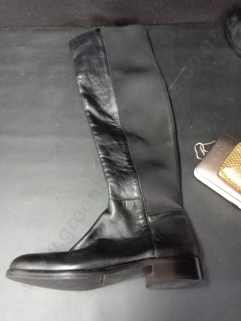 PAIR OF LEATHER AND LYCRA BOOTS SIZE 10 AND 2 PURSES Image 1++