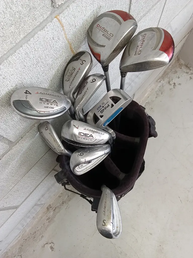 SET OF GOLF CLUBS IN MULTI POCKET CARRYING STAND Image 1++