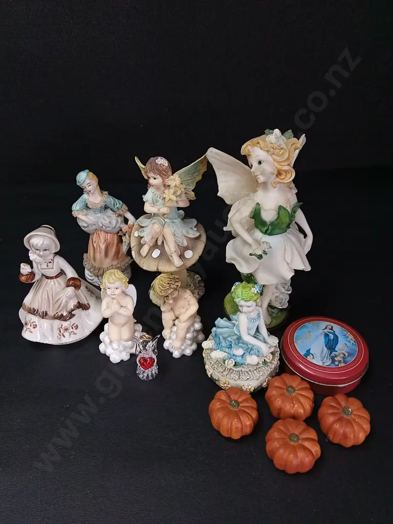 COLLECTION OF FIGURINES TALLEST H19CM Image 1++