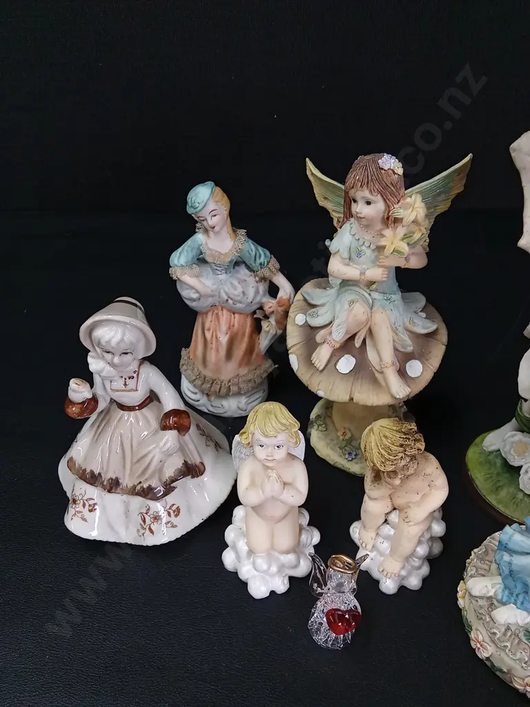 COLLECTION OF FIGURINES TALLEST H19CM Image 1++
