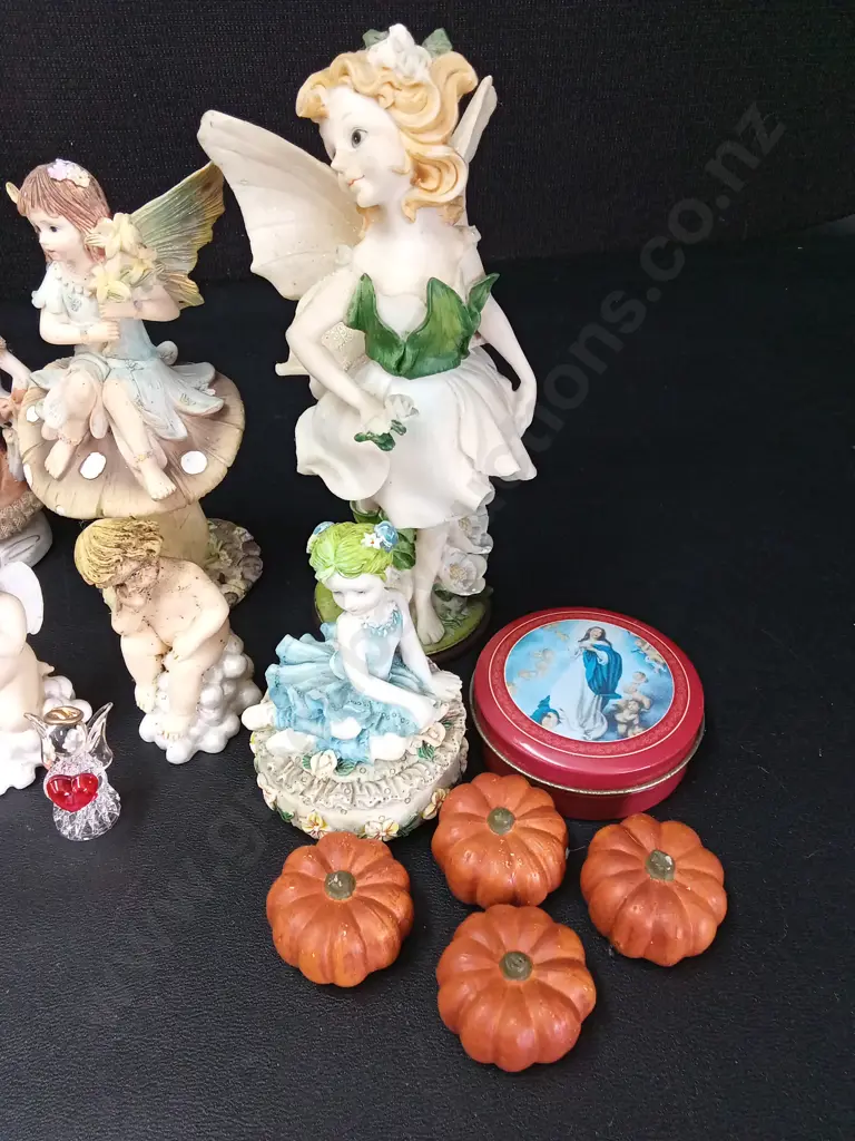 COLLECTION OF FIGURINES TALLEST H19CM Image 1++