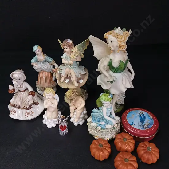 COLLECTION OF FIGURINES TALLEST H19CM