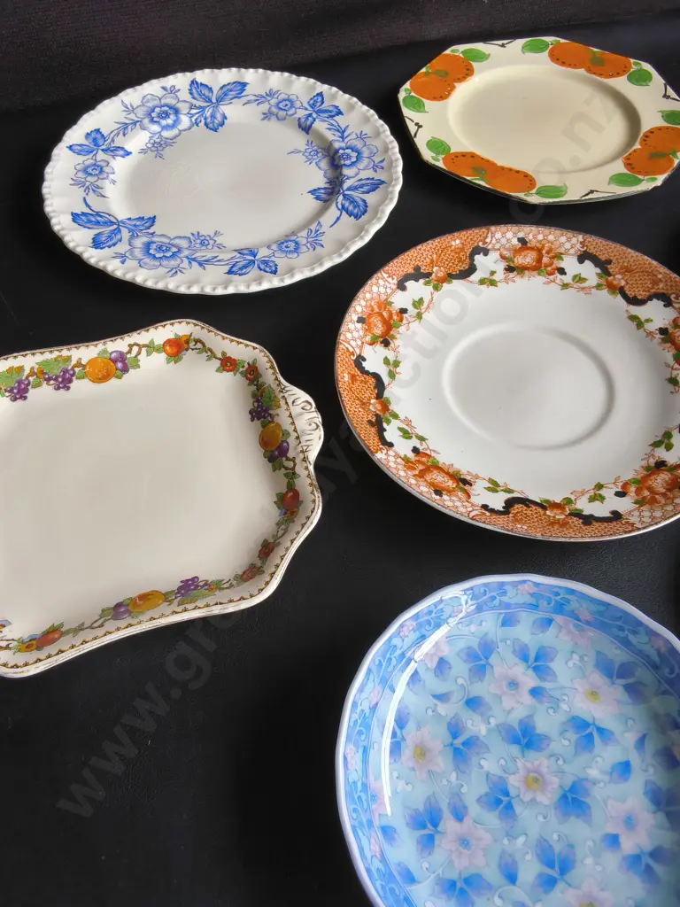 MIX OF VINTAGE PLATES, 7 PIECES, WIDEST DIA 26 CM Image 1++