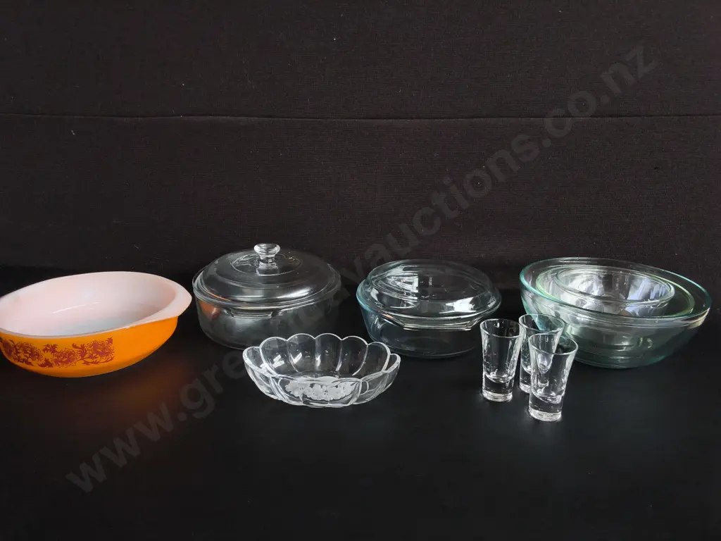 COLLECTION OF VINTAGE GLASSWARE AND KITCHEN ITEMS, INCLUDING CROWN OVENWARE AND MARINEX Image 1++