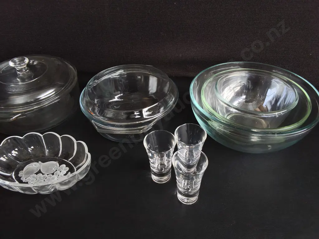 COLLECTION OF VINTAGE GLASSWARE AND KITCHEN ITEMS, INCLUDING CROWN OVENWARE AND MARINEX Image 1++