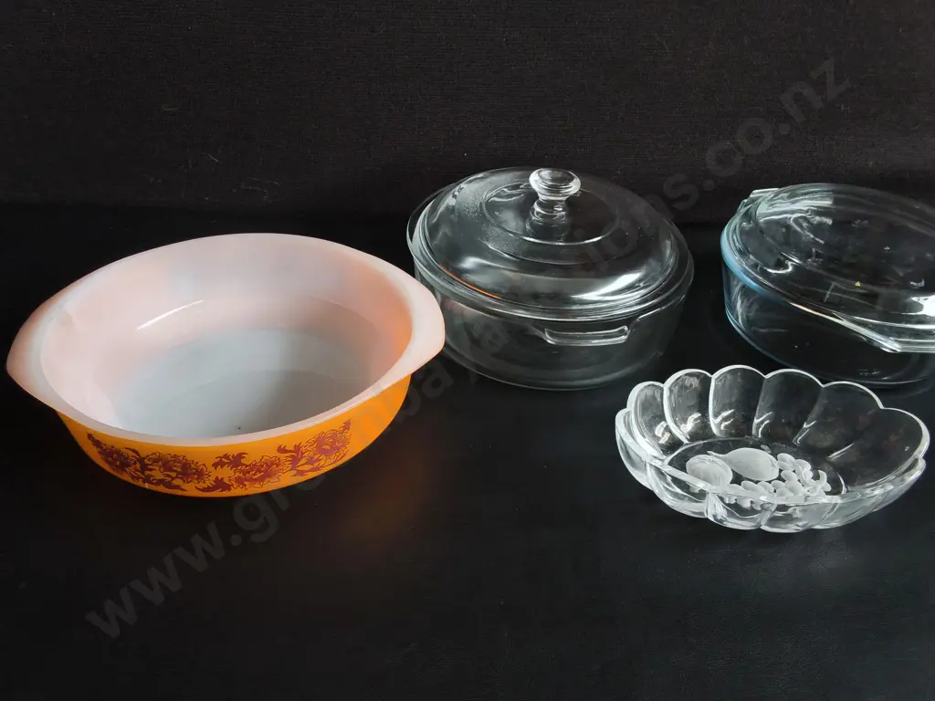 COLLECTION OF VINTAGE GLASSWARE AND KITCHEN ITEMS, INCLUDING CROWN OVENWARE AND MARINEX Image 1++