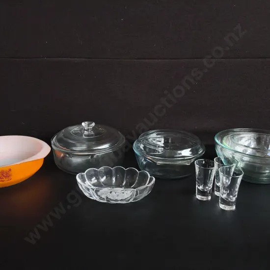 COLLECTION OF VINTAGE GLASSWARE AND KITCHEN ITEMS, INCLUDING CROWN OVENWARE AND MARINEX