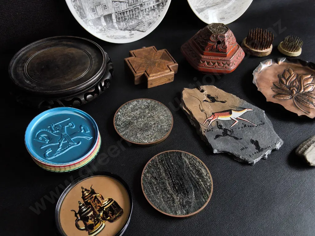 COLLECTION OF VINTAGE AND COLLECTIBLE ITEMS, NORWEIGAN SOUVENIR PLATES, IKEBANA KENZANS, FOLK ART AND DECOR Image 1++