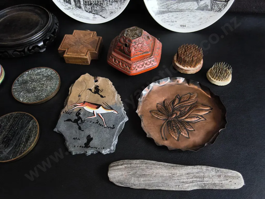 COLLECTION OF VINTAGE AND COLLECTIBLE ITEMS, NORWEIGAN SOUVENIR PLATES, IKEBANA KENZANS, FOLK ART AND DECOR Image 1++